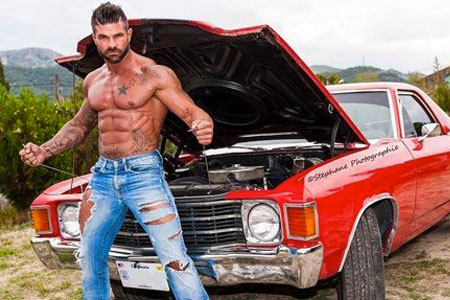 Homme musclé voiture américaine