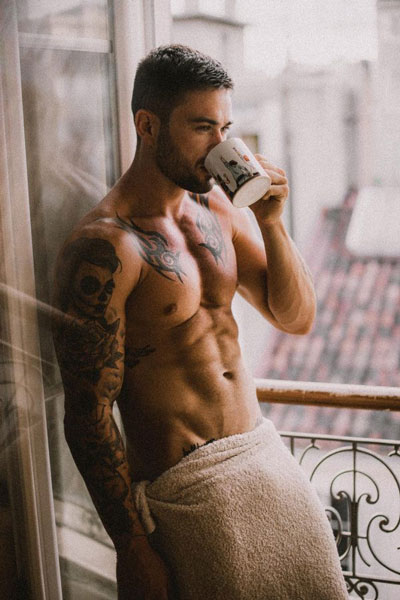 Bel homme sexy café
